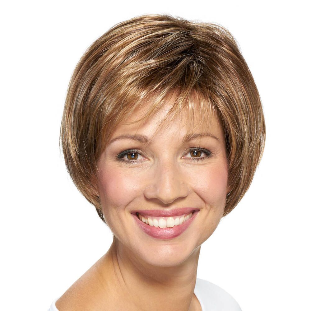 Kurzhaarperücke mit braunen und blonden Strähnen. Die Perücke bedeckt den Kopf einer lächelnden Frau.