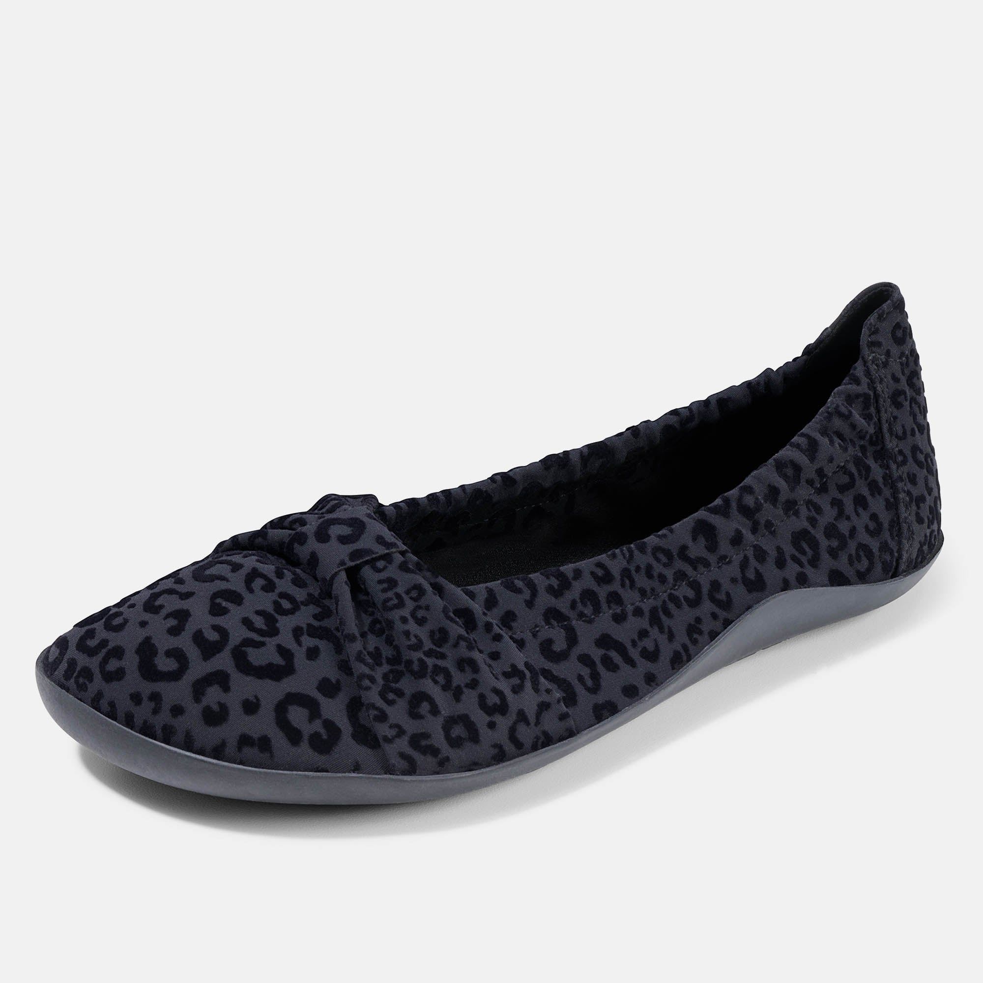Schwarze Ballerina mit Leopardenmuster. Schleife am Vorderfuß. Flache Sohle.
