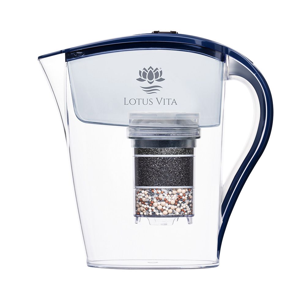 Blau-transparente Wasserfilterkanne mit Griff. Logo "Lotus Vita". Filterkartusche sichtbar. Deckel und Griff in Blau.