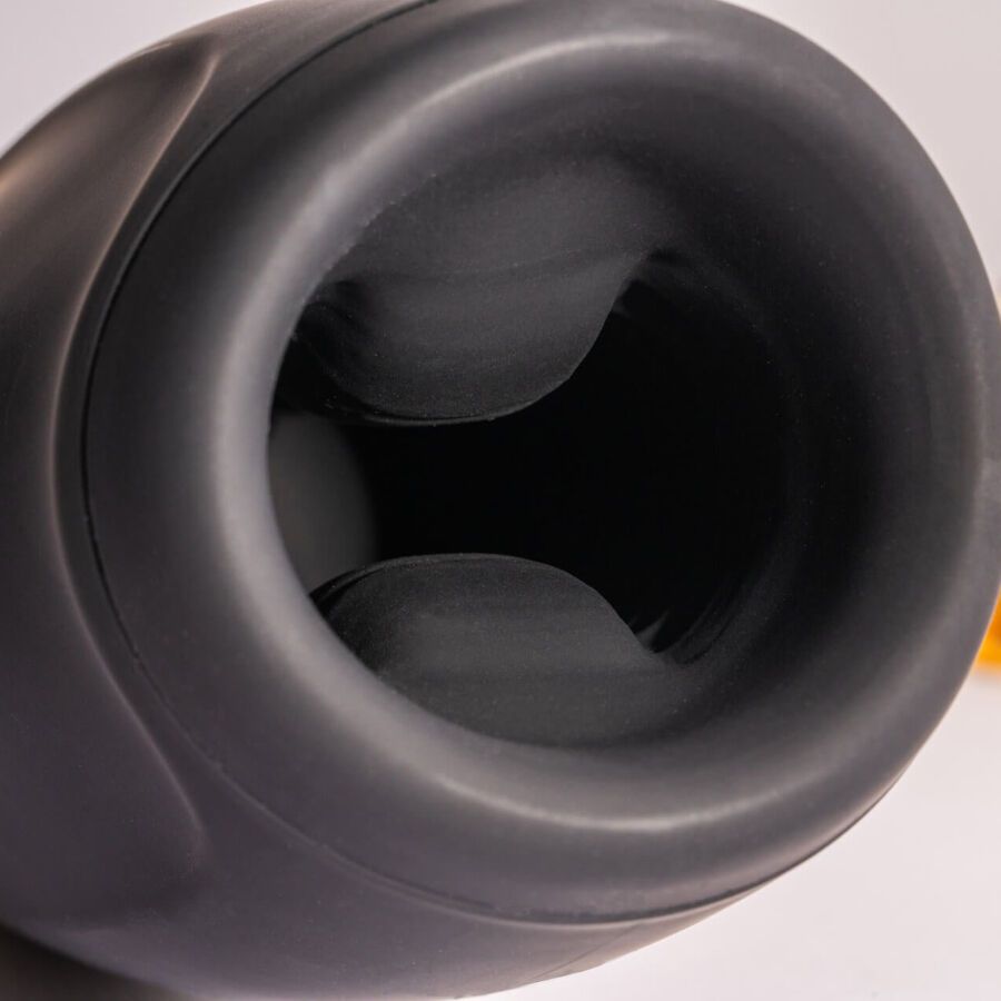 Nahaufnahme des schwarzen, hohlen Inneren eines Geräts. Runde Öffnung.