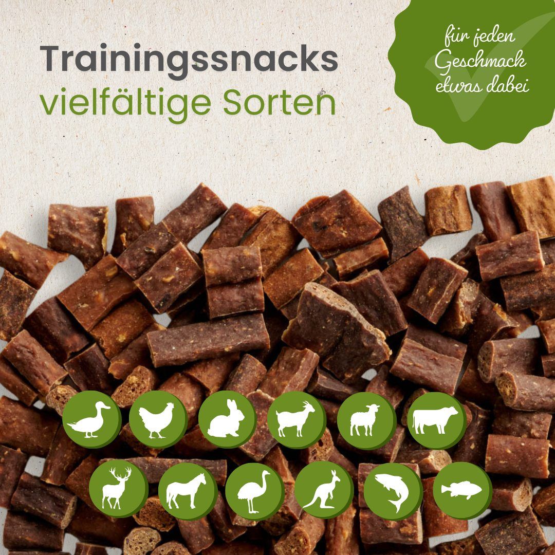 Haufen von Trainingssnacks auf weißem Hintergrund.
