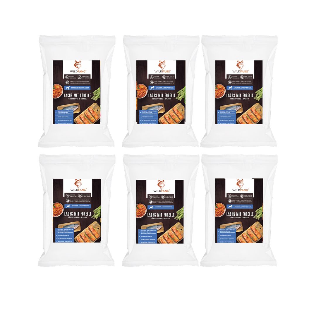 Sechs Beutel Trockenfutter, Wildfang, Lachs mit Forelle. Weiße Verpackung mit Produktabbildung und Text. Aufschrift: Lachs mit Forelle.