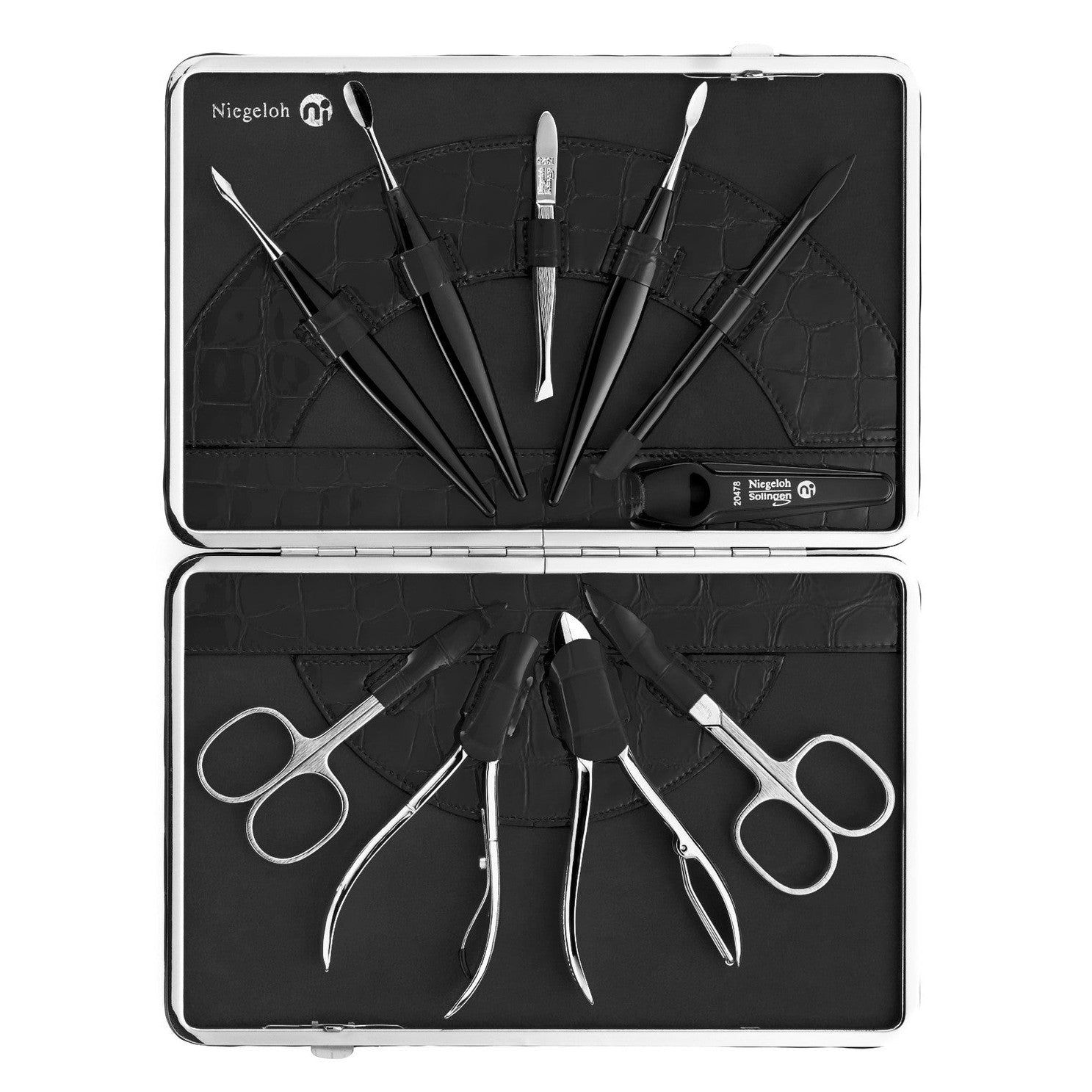 Schwarzes Etui mit Maniküre-Werkzeugen. Enthält Nagelscheren, Pinzette, Hufstäbchen und weitere Instrumente. Marke Niegeloh.