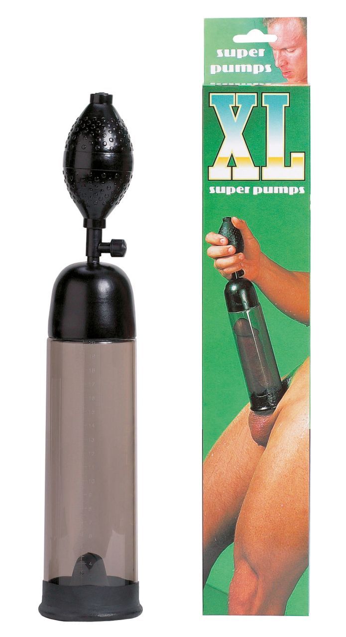 Vakuumpumpe und Verpackung. Transparenter Zylinder, schwarzer Pumpball und Griff. Verpackung mit XL Super Pumps Schriftzug.