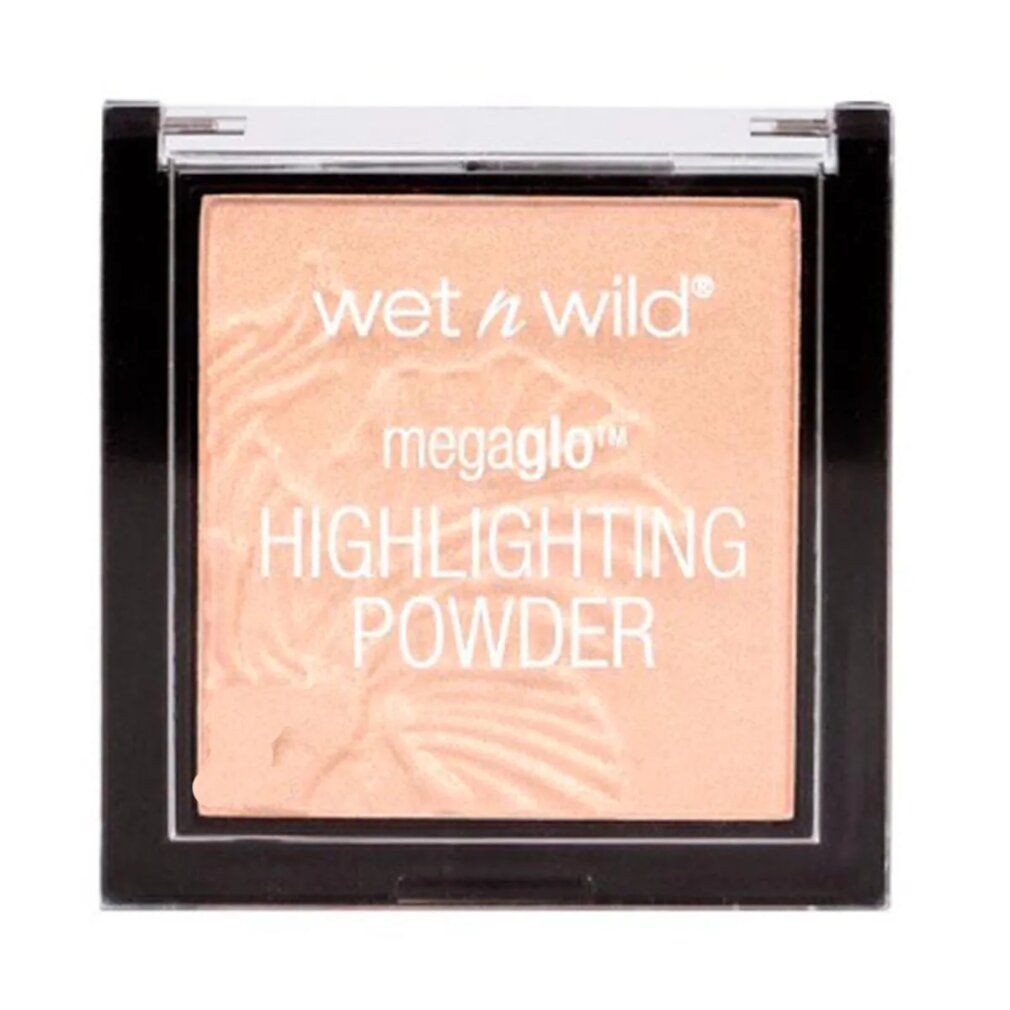 Quadratischer Highlighter-Puder in schwarzer Verpackung. Aufschrift: Wet n Wild Megaglo Highlighting Powder. Hellrosa Farbton mit geprägtem Muster.