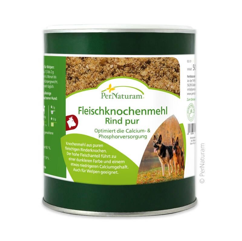 Dose Fleischknochenmehl Rind pur. Grün-weißes Etikett mit Produktname und Logo. Geöffnet, Inhalt sichtbar. Hundeabbildung.