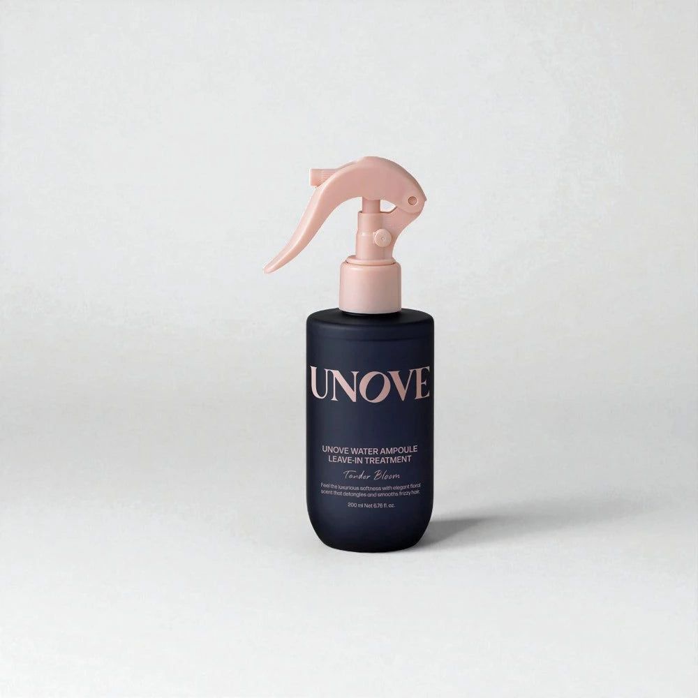 Dunkelblaue Sprühflasche mit UNOVE Schriftzug, rosa Sprühkopf, auf grauem Hintergrund.