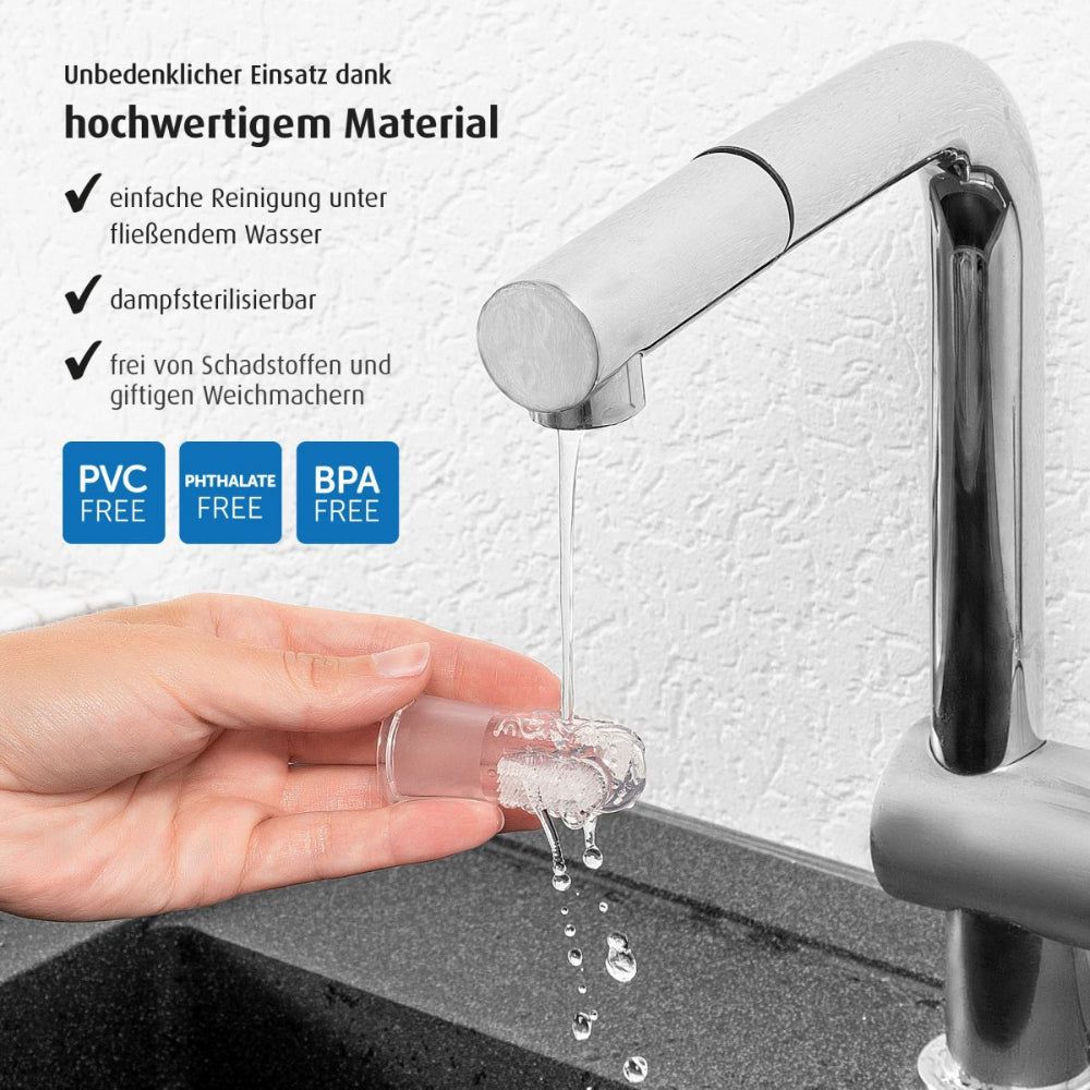 Eine Hand hält eine Fingerzahnbürste unter einem Wasserhahn. PVC-, Phthalat- und BPA-frei.