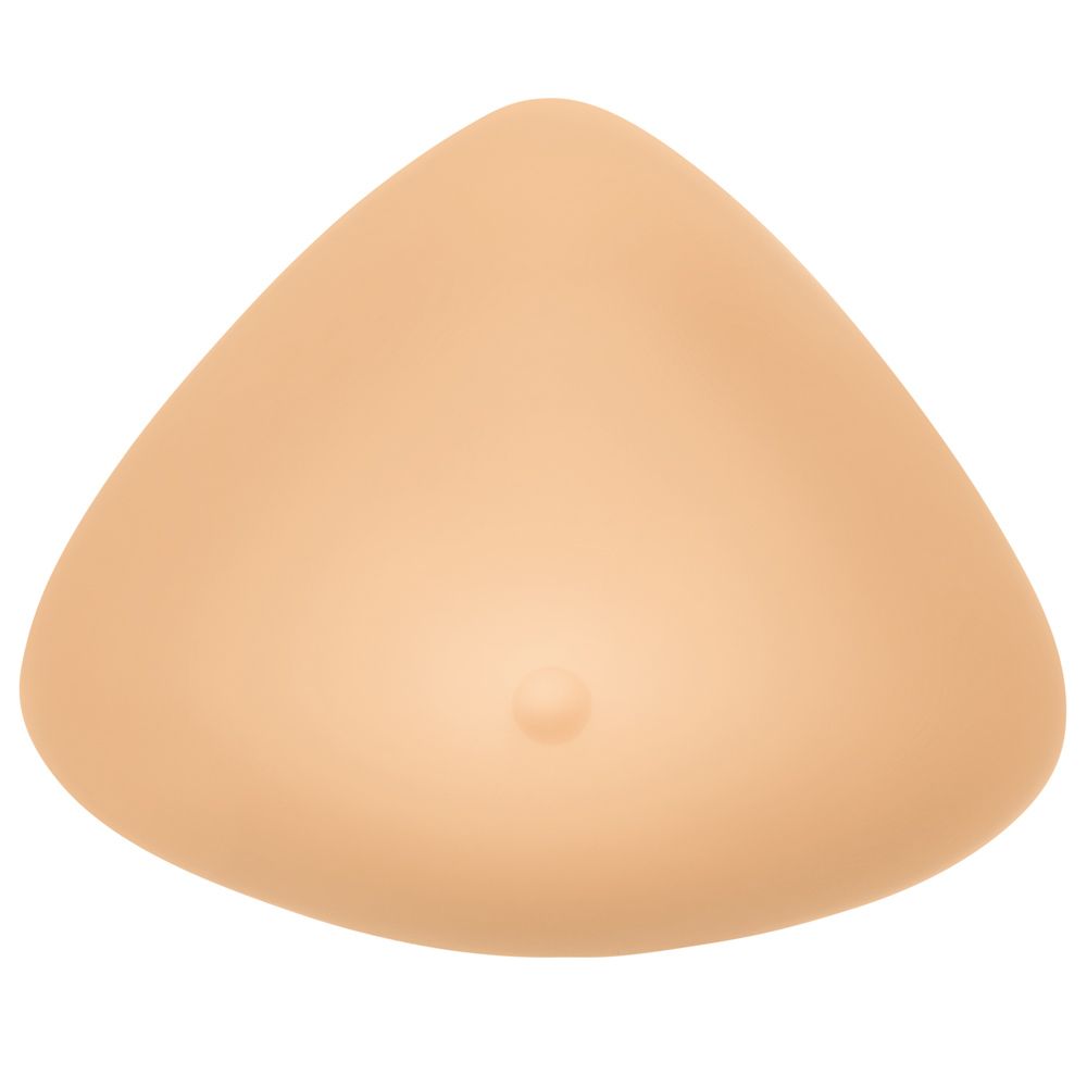 Hautfarbene Brustprothese, dreieckige Form, glatte Vorderseite mit kleinem Nippel.
