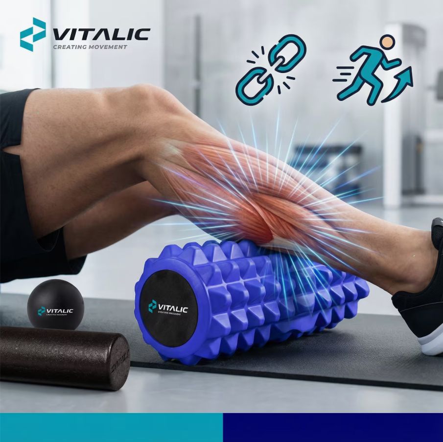 Blau geriffelte Rolle, schwarze Kugel und Rolle. Mann trainiert mit der Rolle. Logo VITALIC.
