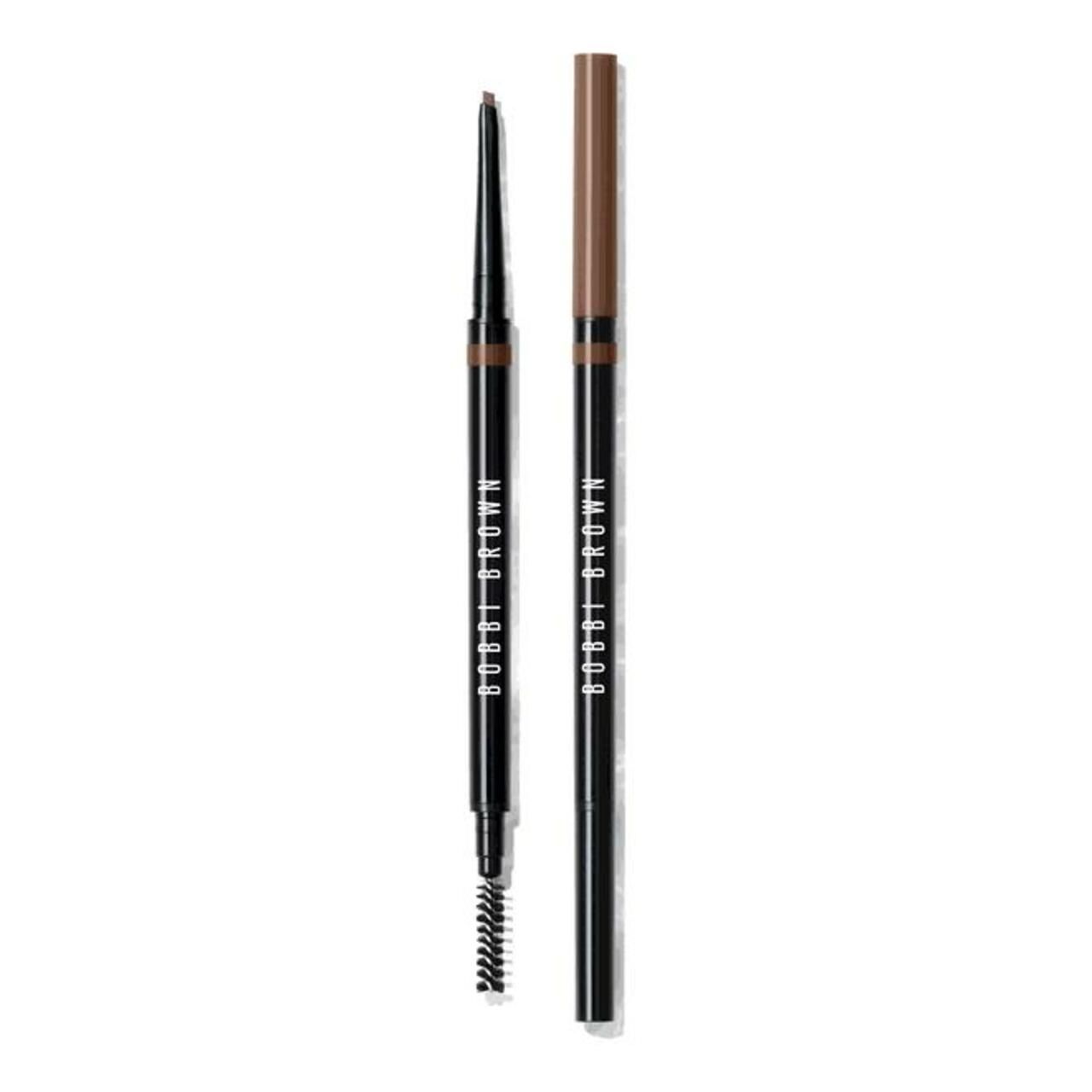 Zwei Augenbrauenstifte. Einer mit Bürste, der andere mit brauner Spitze. Beide Stifte sind schwarz mit weißer Schrift: BOBBI BROWN.