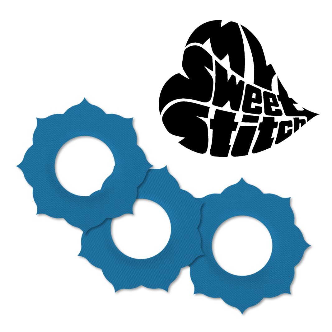 Drei blaue Fixierringe mit floralem Design und zentralem Loch. Oben rechts: Logo mit Herzform und Schriftzug.