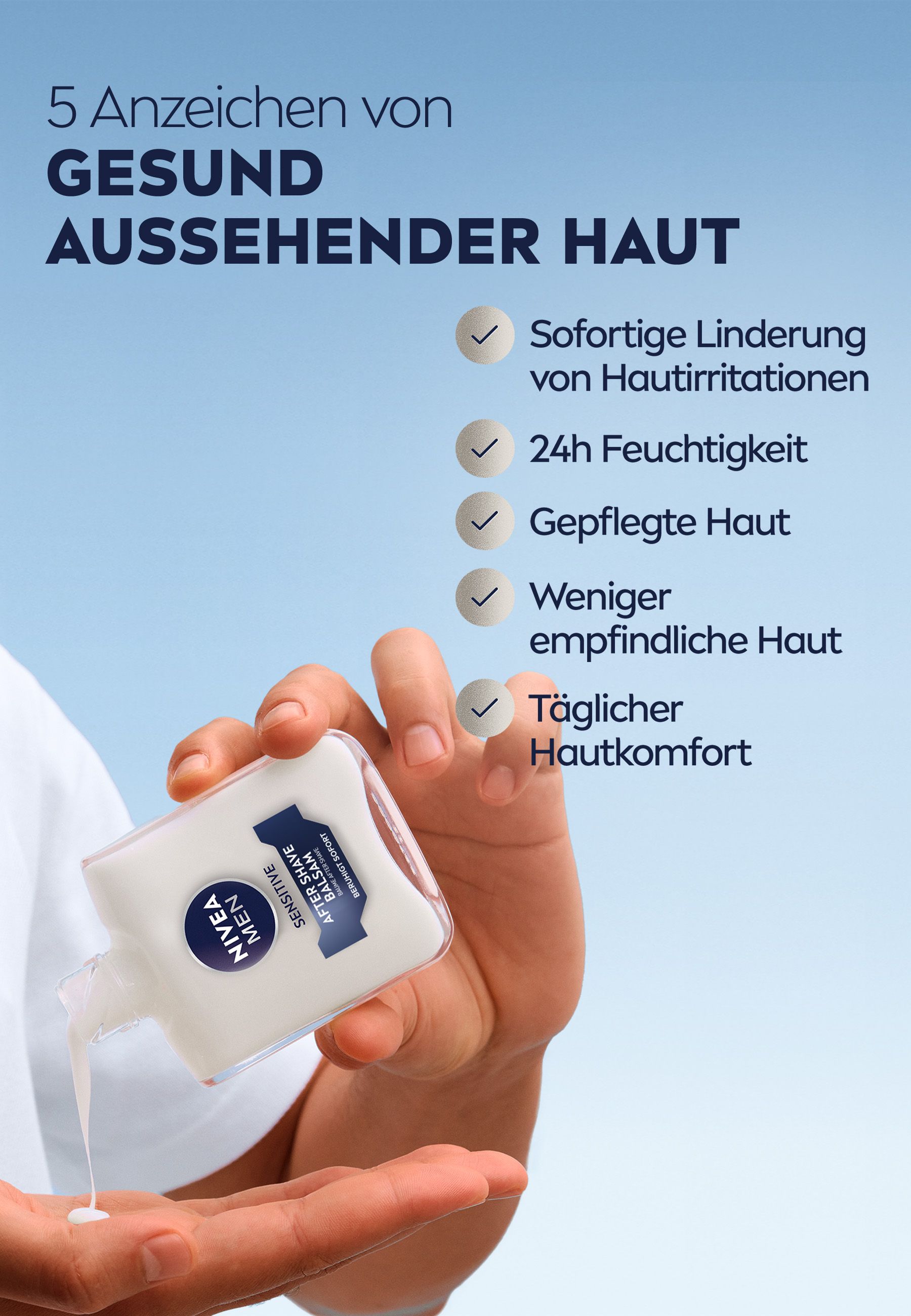 Hand hält Flasche NIVEA MEN After Shave Balsam Sensitive. Produkt wird auf die Handfläche gegossen.