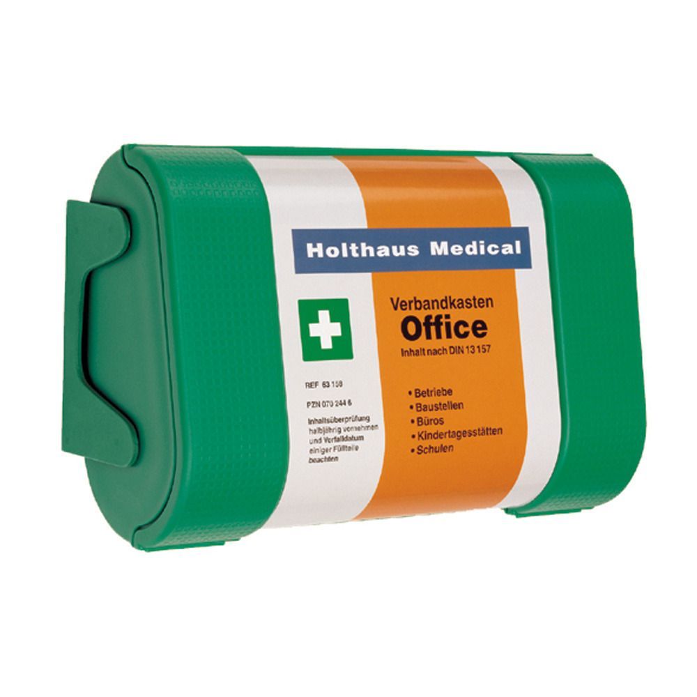 Grüner Verbandkasten mit weißem und orangefarbenem Etikett. Aufschrift: Holthaus Medical, Office. Mit Halterung.