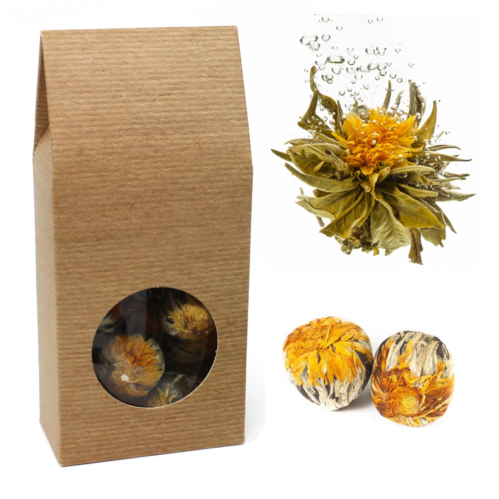 Braune Verpackung mit Sichtfenster, gefüllt mit Teeblumen. Daneben eine aufgeblühte Teeblume und zwei Teeblumen-Kugeln.