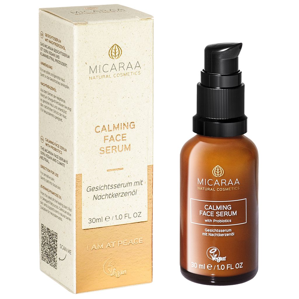 Produkt mit Verpackung. Braune Glasflasche mit schwarzem Pumpkopf. Aufschrift: MICARAA Calming Face Serum. Vegan-Siegel. 30 ml.