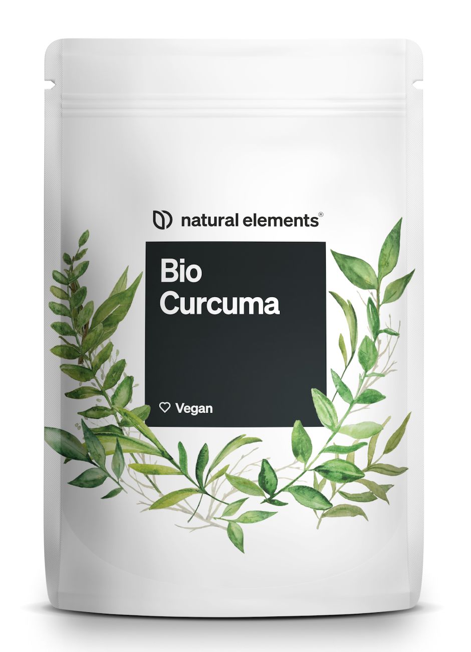 Weiße Standbeutel mit schwarzem Feld und Aufschrift Bio Curcuma. Grüne Blätter als Dekoration. Vegan-Logo.