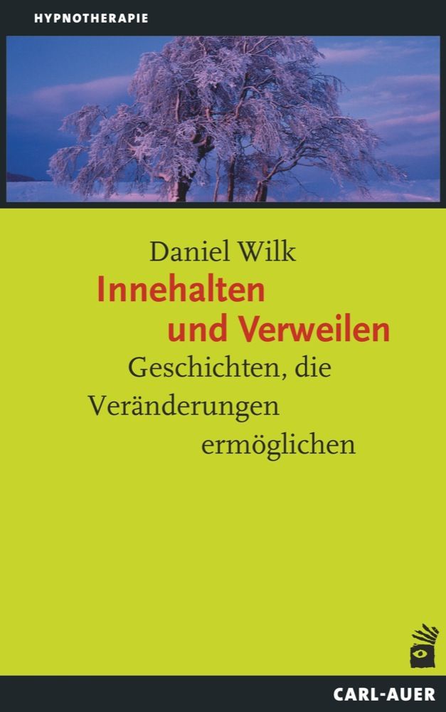 Buchcover mit Titel "Innehalten und Verweilen". Autor Daniel Wilk. Hintergrund: verschneite Bäume. Verlag Carl-Auer.