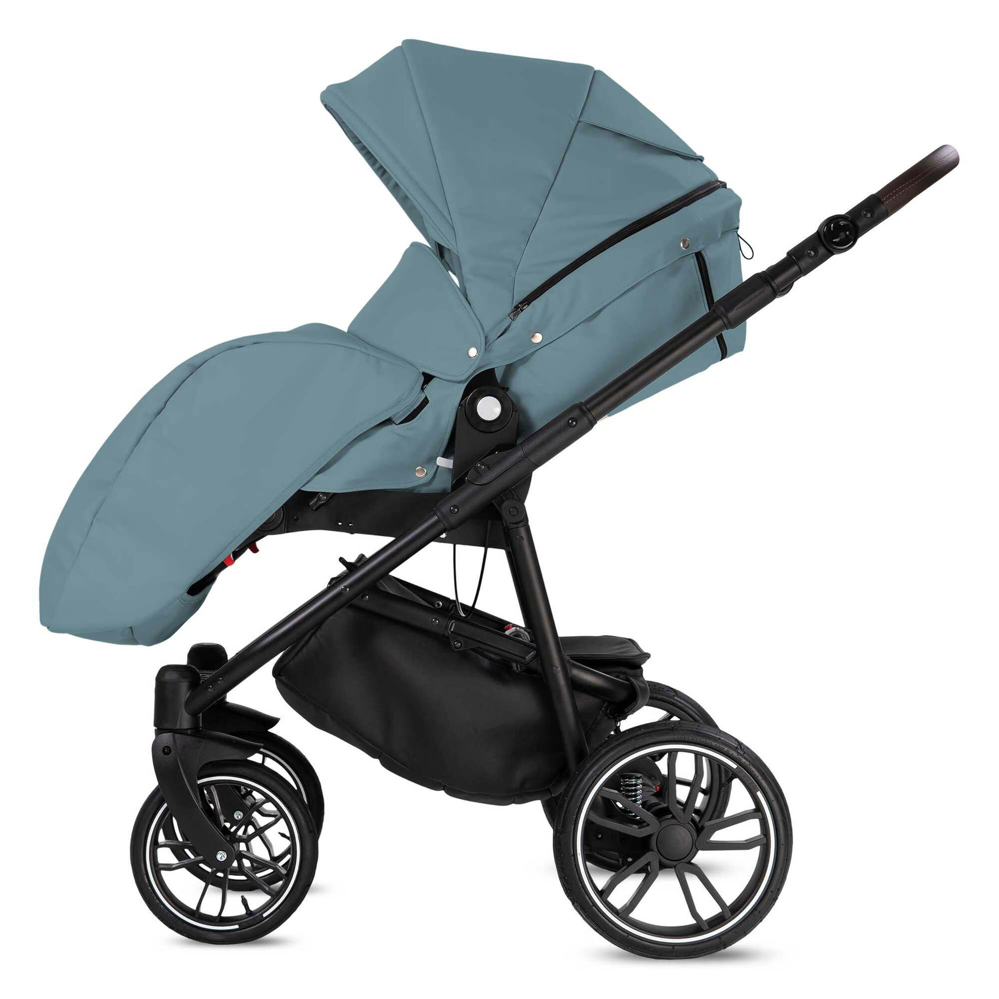Blau-grauer Kombikinderwagen mit schwarzem Gestell. Gel-Reifen, brauner Schiebegriff. Sportsitz mit Verdeck und schwarzem Korb.