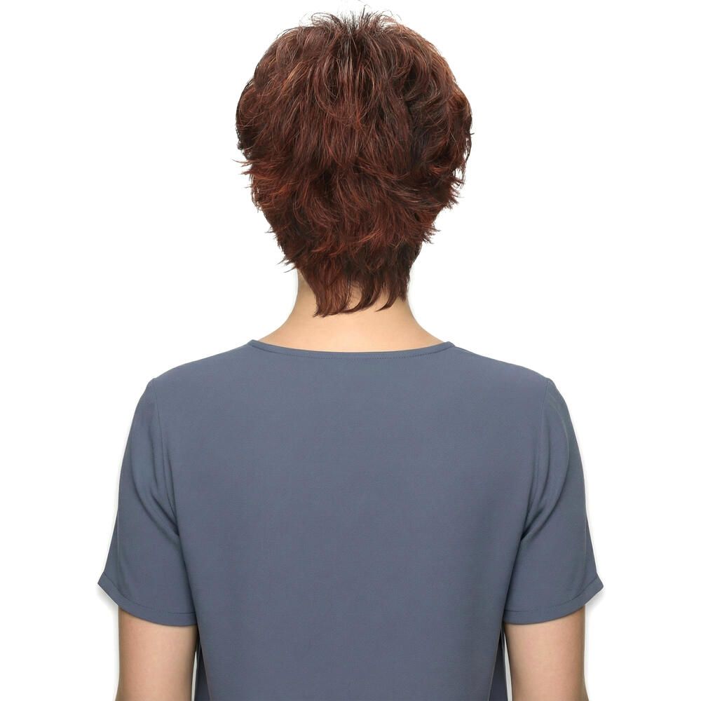 Kurzhaarperücke in Rotbraun, Rückansicht. Das Haar ist kurz geschnitten und voluminös.