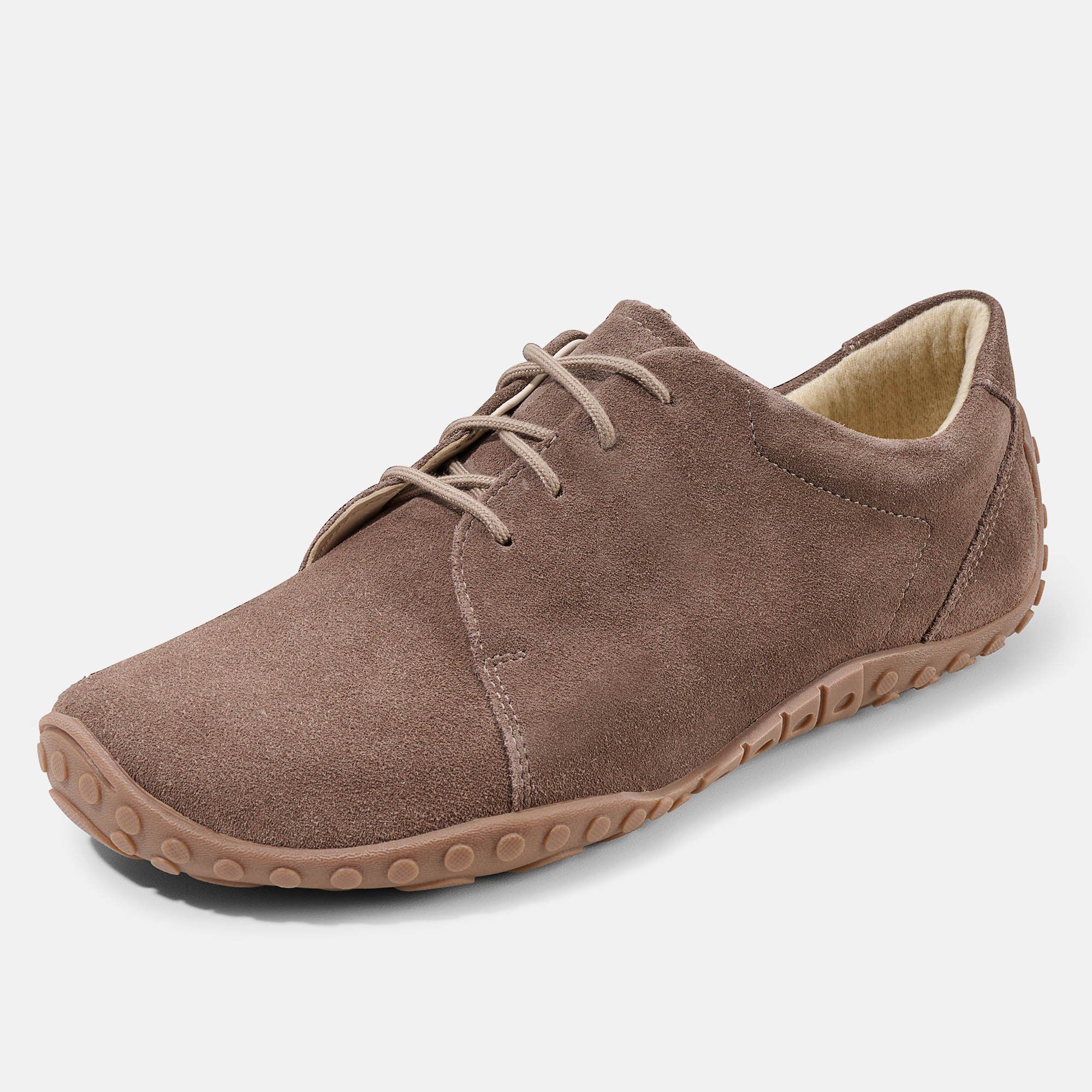 Brauner Wildleder-Schnürschuh, breite Passform. Hellbraune Schnürsenkel und Sohle. Seitenansicht.