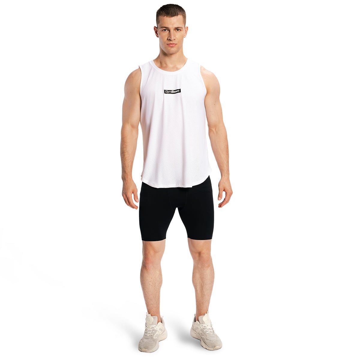 Mann in weißem, ärmellosem Tanktop und schwarzen Radlerhosen, von vorne.