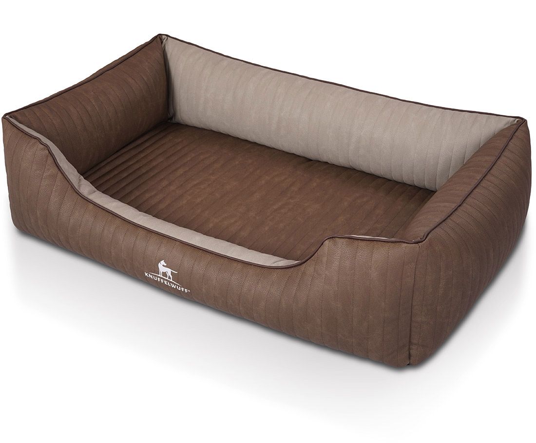 Braunes Hundebett mit beigem Innenraum. Gepolstert, mit Knuffelwuff-Logo. Rechteckige Form mit niedrigerem Einstieg.