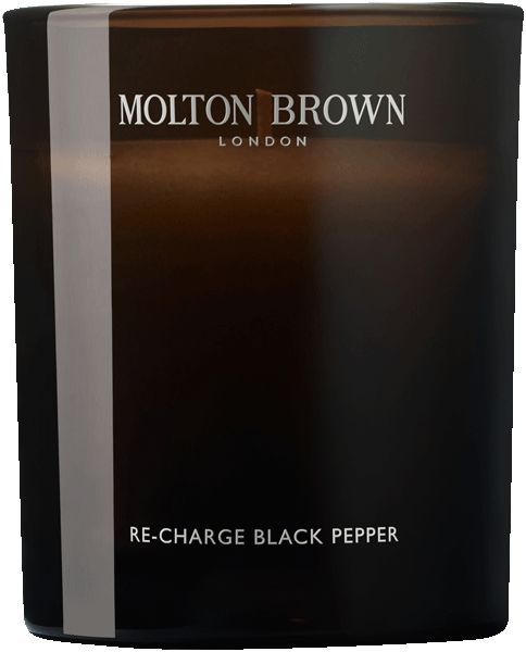 Schwarze Kerze mit weißem Streifen. Aufschrift: Molton Brown London, Re-Charge Black Pepper.