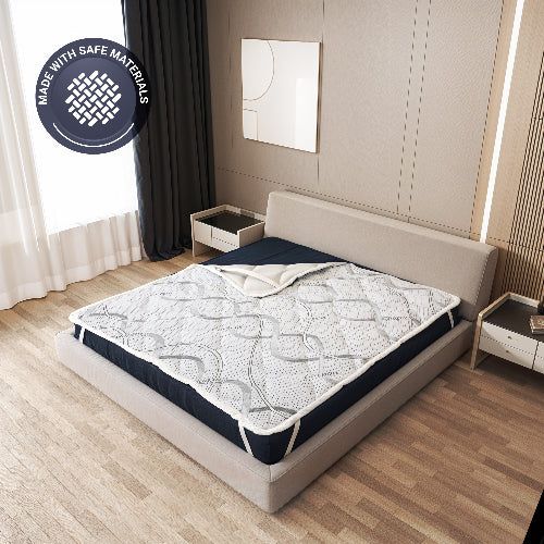 Matratzenschoner auf einem Bett, mit Gummibändern an den Ecken.