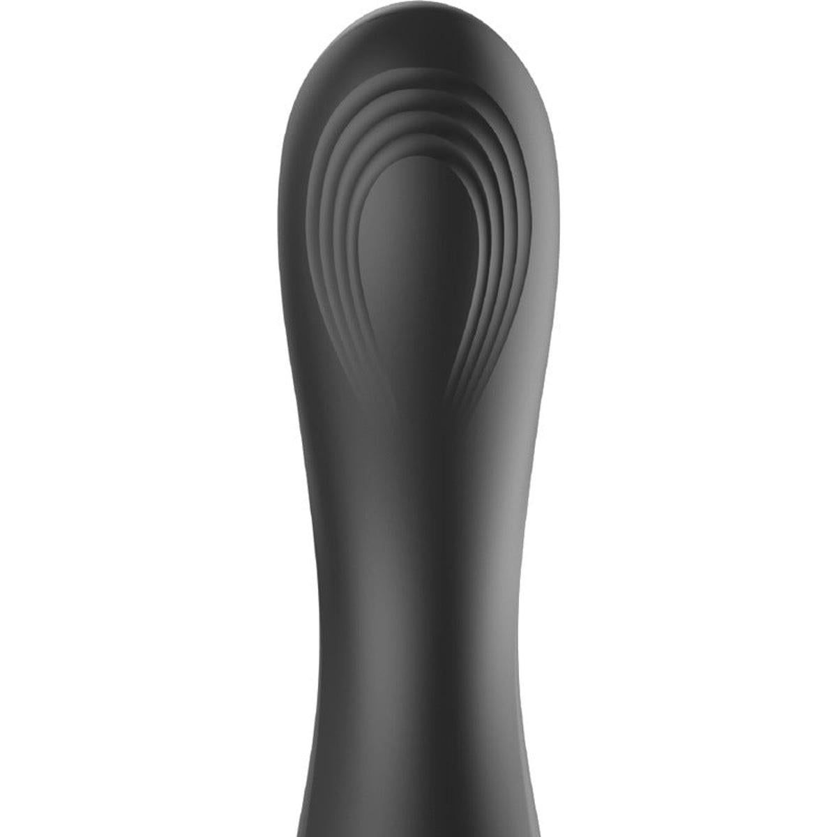Nahaufnahme eines schwarzen Vibrator-Kopfes mit geriffelter Oberfläche. Geformt mit einer geschwungenen, konkaven Oberfläche.