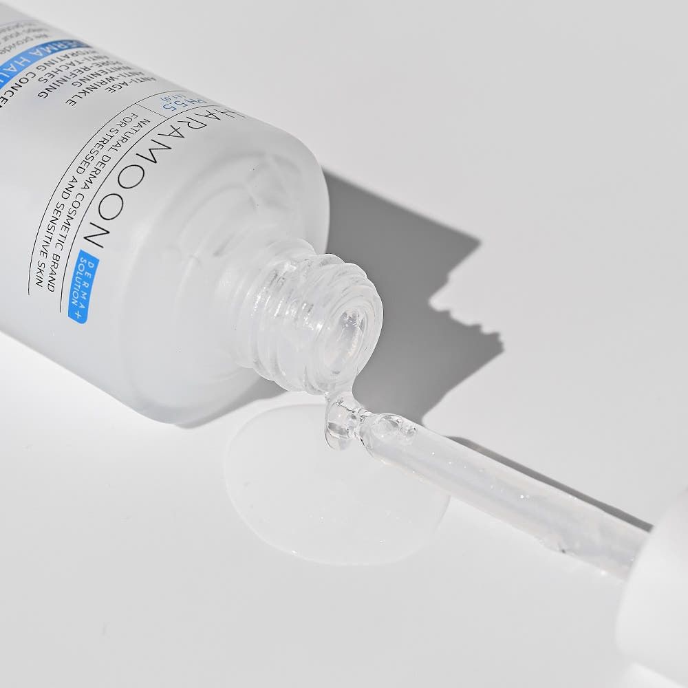 Ampulle mit Pipette. Flüssigkeit tropft heraus. Text: HARAMOON. Für gestresste und sensible Haut.