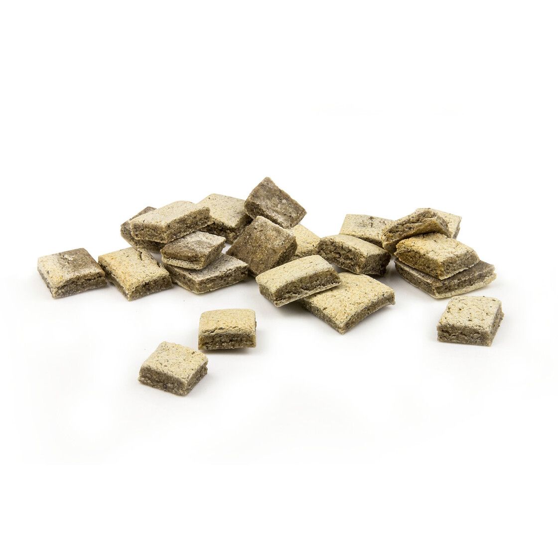 Haufen eckiger Kekse. Helle, beige Oberfläche, dunklere Füllung. Auf weißem Hintergrund.