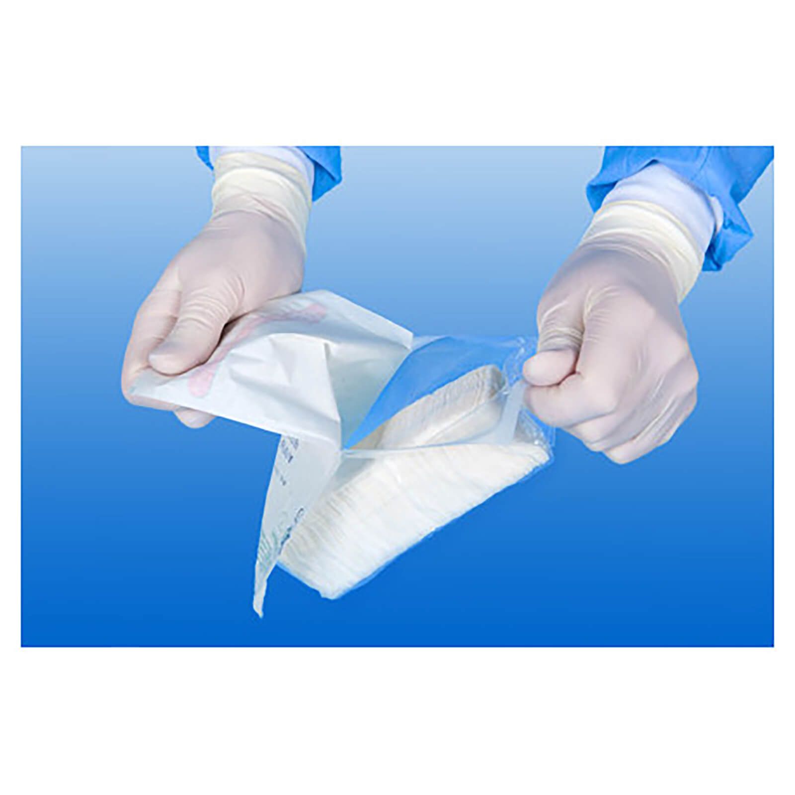 Hände öffnen eine Verpackung mit medizinischen Tampons. Blaue Verpackung, weiße Tampons sichtbar.