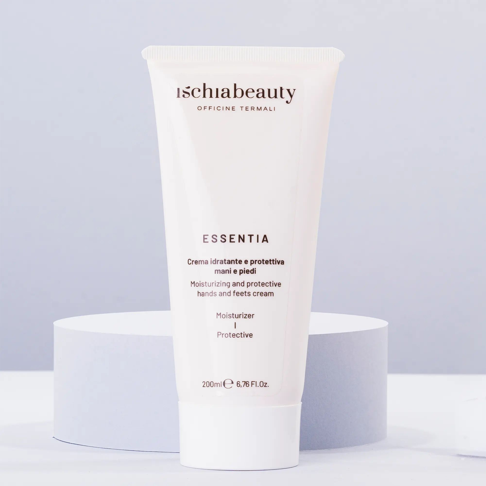 Weiße Tube mit Produktbeschriftung. Text: ISCHIABEAUTY, ESSENTIA, Crema mani e piedi idratante e protettiva. 200ml.