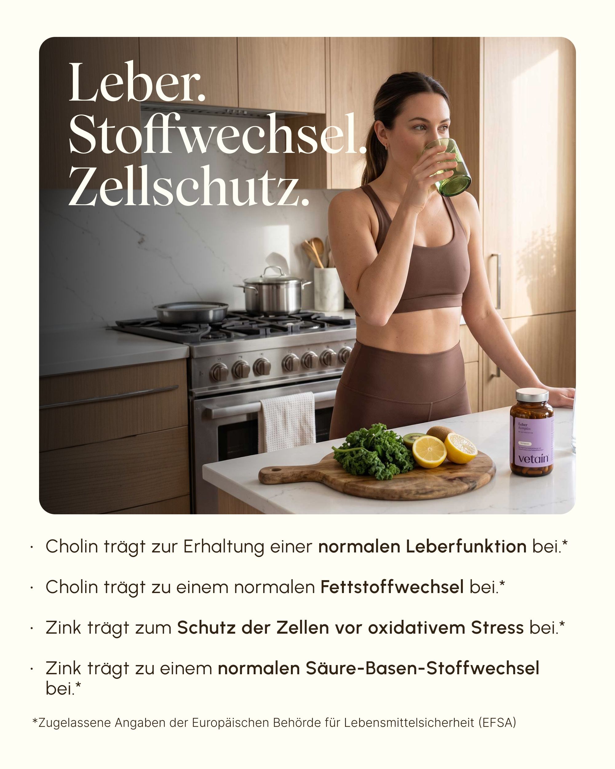 Frau trinkt grünen Smoothie in der Küche. Text: Leber. Stoffwechsel. Zellschutz. Cholin für Leberfunktion, Fettstoffwechsel. Zink für Zellschutz.