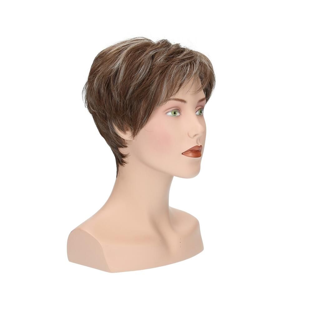 Perücke Magnolie von Lofty auf Schaufensterpuppe. Kurze, braune Haare mit helleren Strähnen. Dreiviertelansicht.
