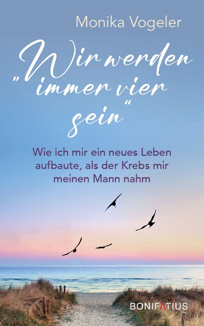 Buchcover mit Titel "Wir werden immer vier sein" von Monika Vogeler. Text über Leben nach Krebs. Strandlandschaft mit Vögeln.