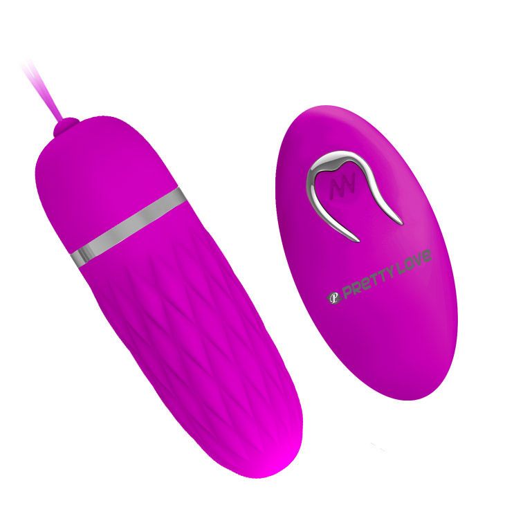 Pinkfarbener Vibrator und Fernbedienung. Der Vibrator hat eine geriffelte Oberfläche und einen silbernen Ring. Die Fernbedienung hat ein Logo.