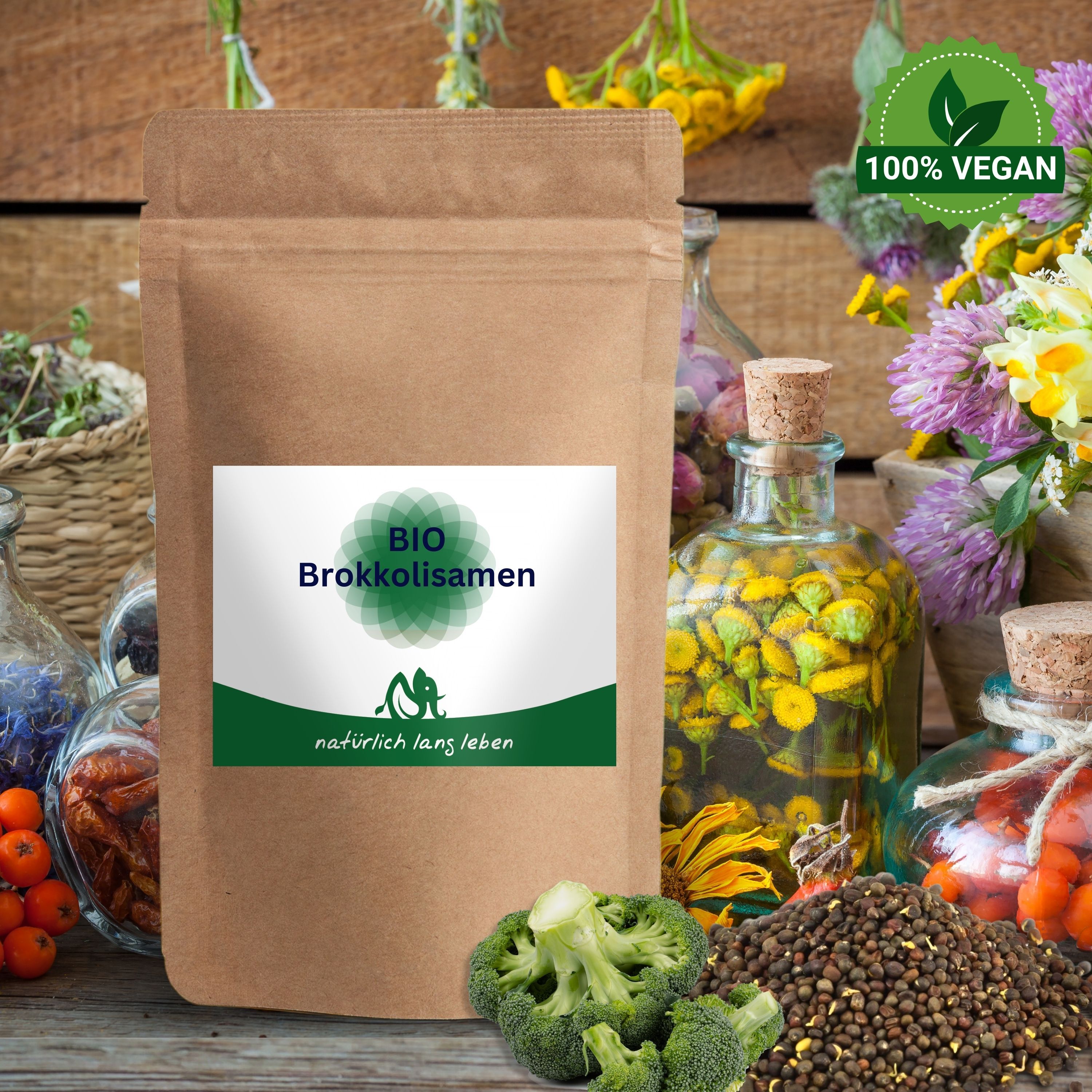 Beutel mit BIO Brokkolisamen. Braune Verpackung mit grün-weißem Etikett. Aufschrift: BIO Brokkolisamen und natürlich lang leben. Hintergrund: Blumen und Samen.