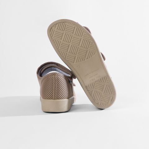 Braune orthopädische Sandalen mit Klettverschluss und atmungsaktivem Mesh-Obermaterial.