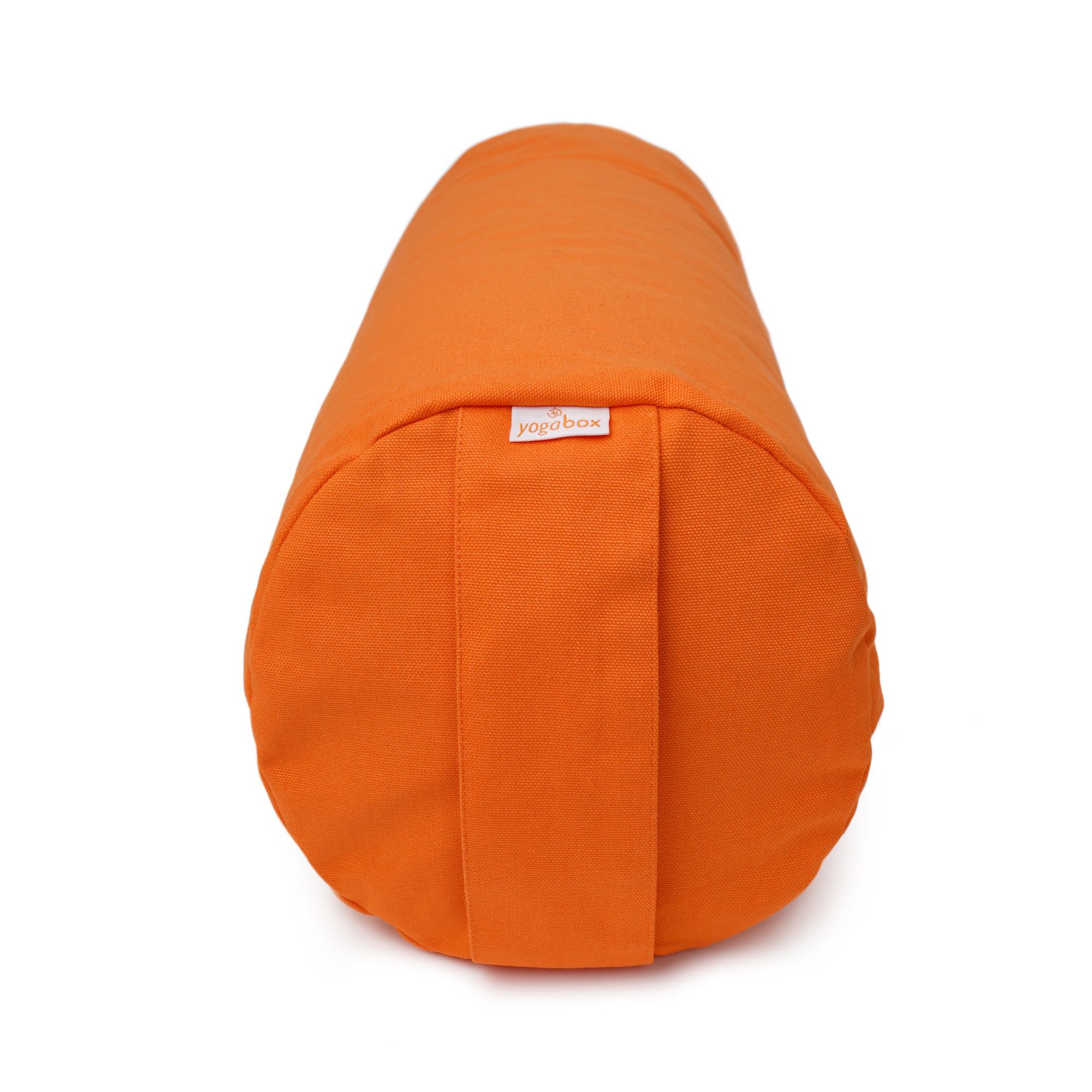 Vorderansicht einer orangefarbenen Yogarolle mit kleinem Etikett.