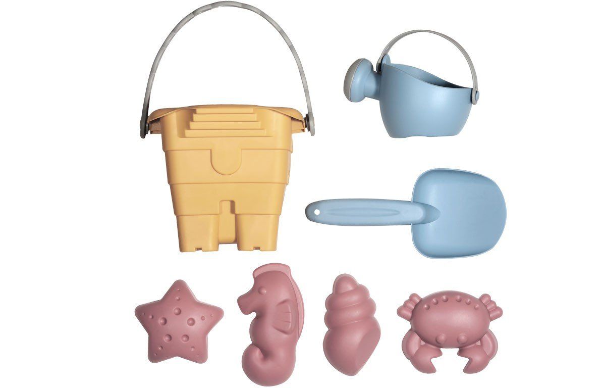 Gelber Eimer mit Griff, blaue Gießkanne, Schaufel und rosa Formen. Sandspielzeug auf weißem Hintergrund.