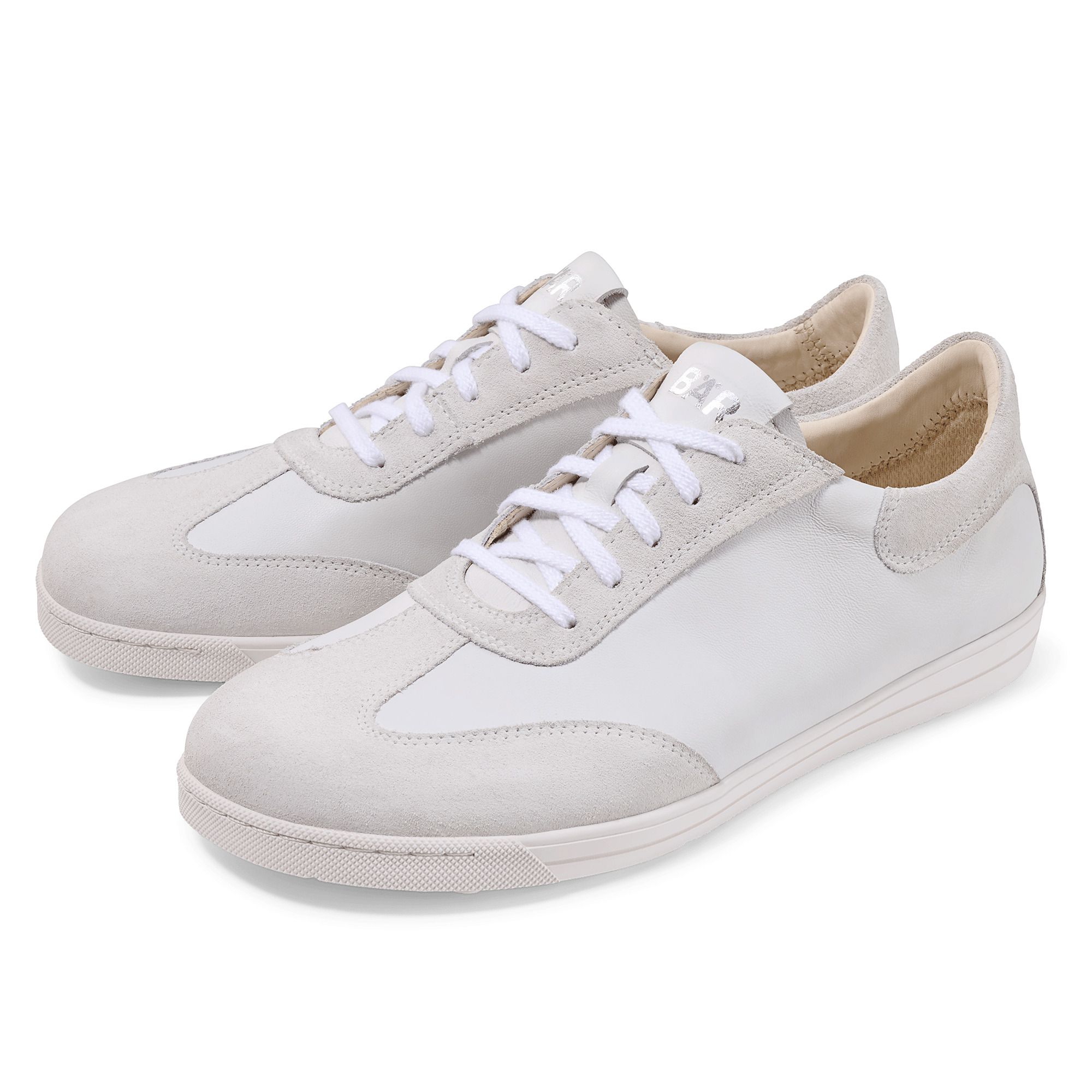 Zwei weiße Schnürschuhe. Obermaterial aus Leder und Wildleder. Flache Sohle. Schnürsenkel. Marke auf der Zunge.