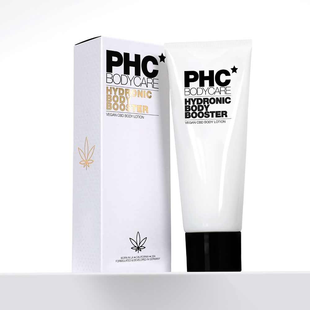 Weiße Tube und Schachtel. Aufschrift: PHC Bodycare Hydronic Body Booster. Vegan CBD Body Lotion. Cannabis-Logo.