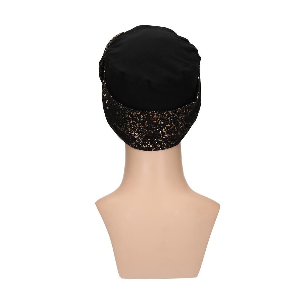 Schwarzer Turban mit goldfarbenem Muster auf einer Schaufensterpuppe. Rückansicht.