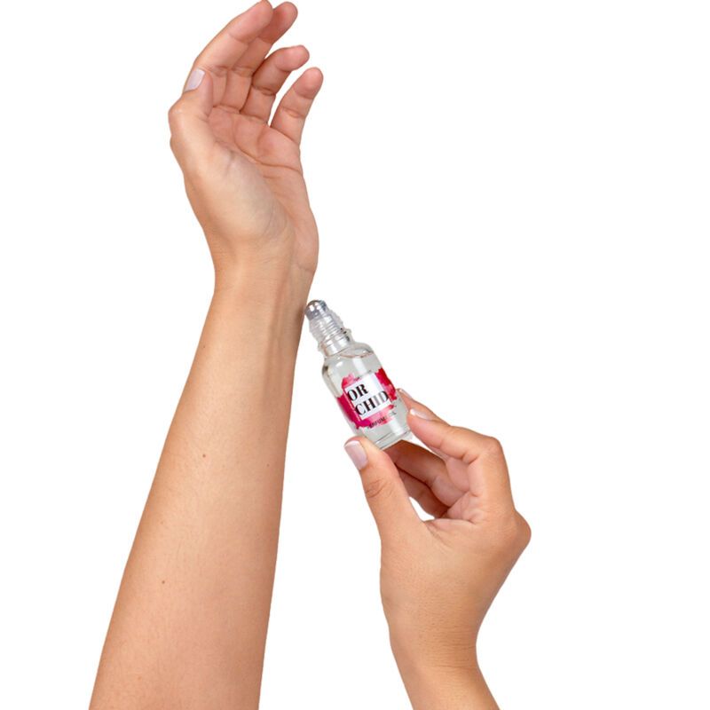 Hände halten einen transparenten Roll-on-Flakon. Auf dem Handgelenk wird die Kugel aufgetragen. Auf dem Etikett steht "ORCHID".