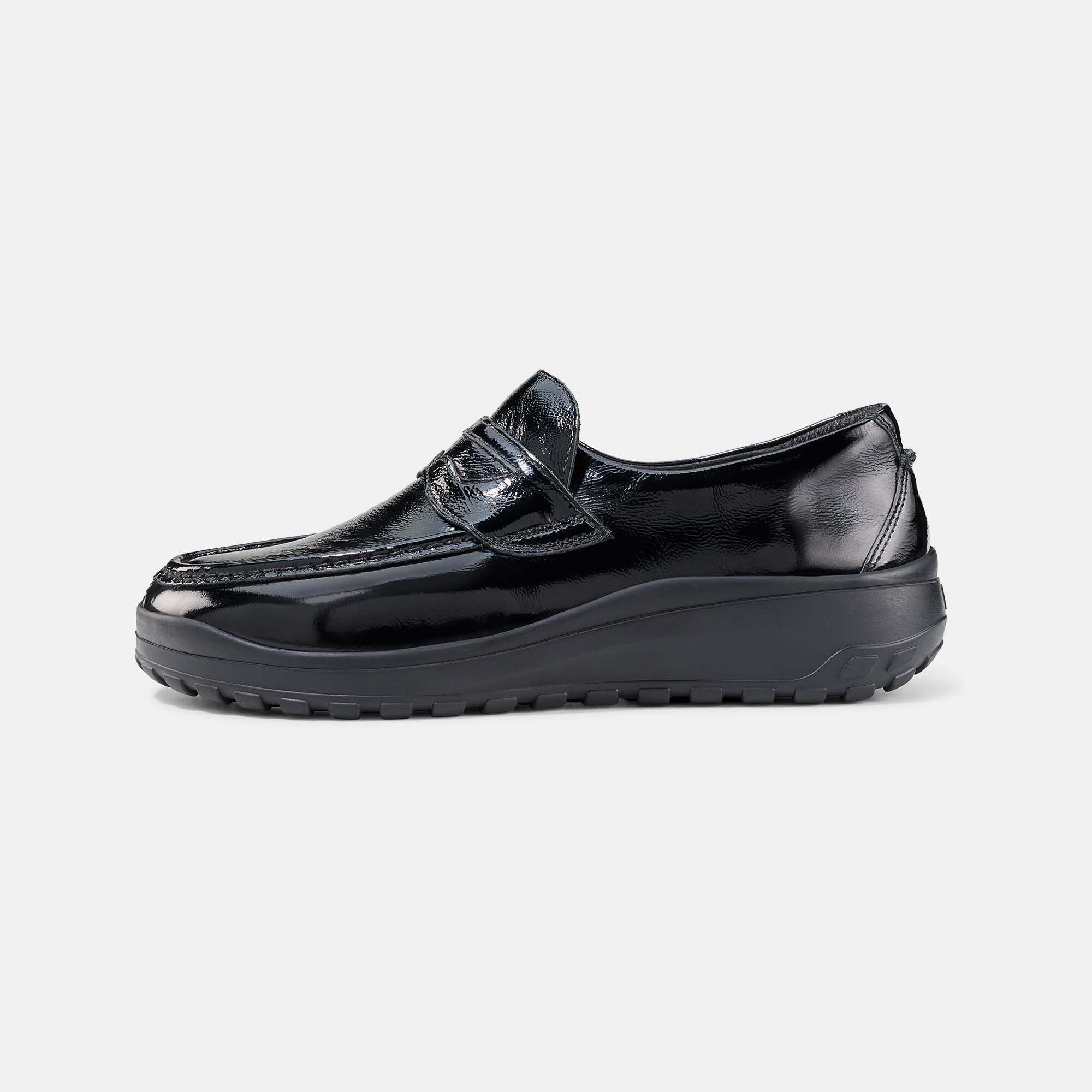 Schwarzer Lack-Slipper, breite Passform, Seitenansicht mit Plateau-Sohle.