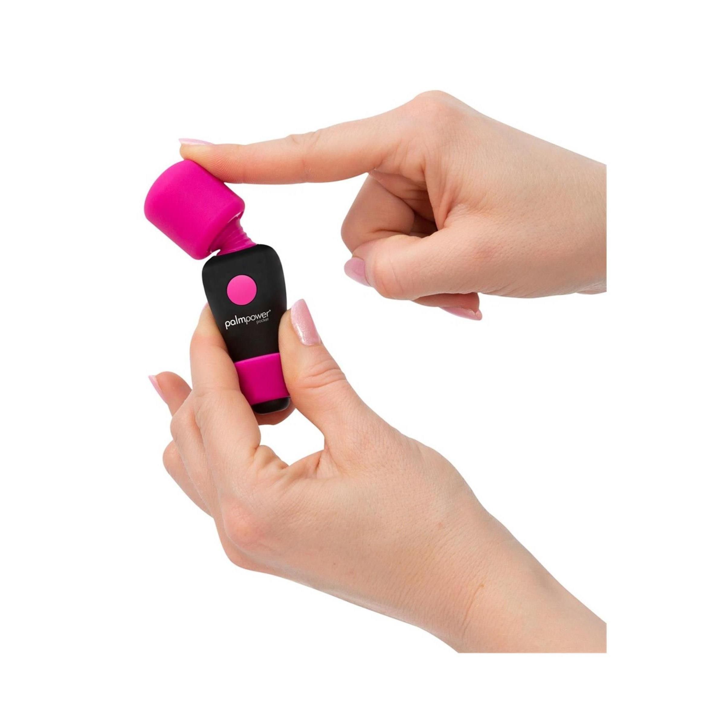 Hände halten ein schwarzes Produkt mit pinkfarbenem Kopf. Aufdruck: Palmpower pocket.