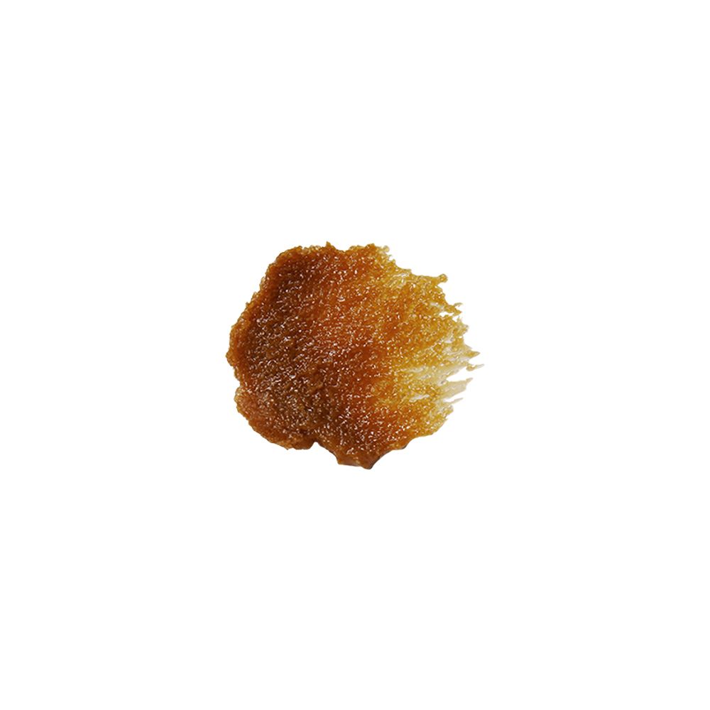 Eine kleine Menge des Klairs Gentle Black Sugar Facial Polish als brauner Granulat-Haufen.