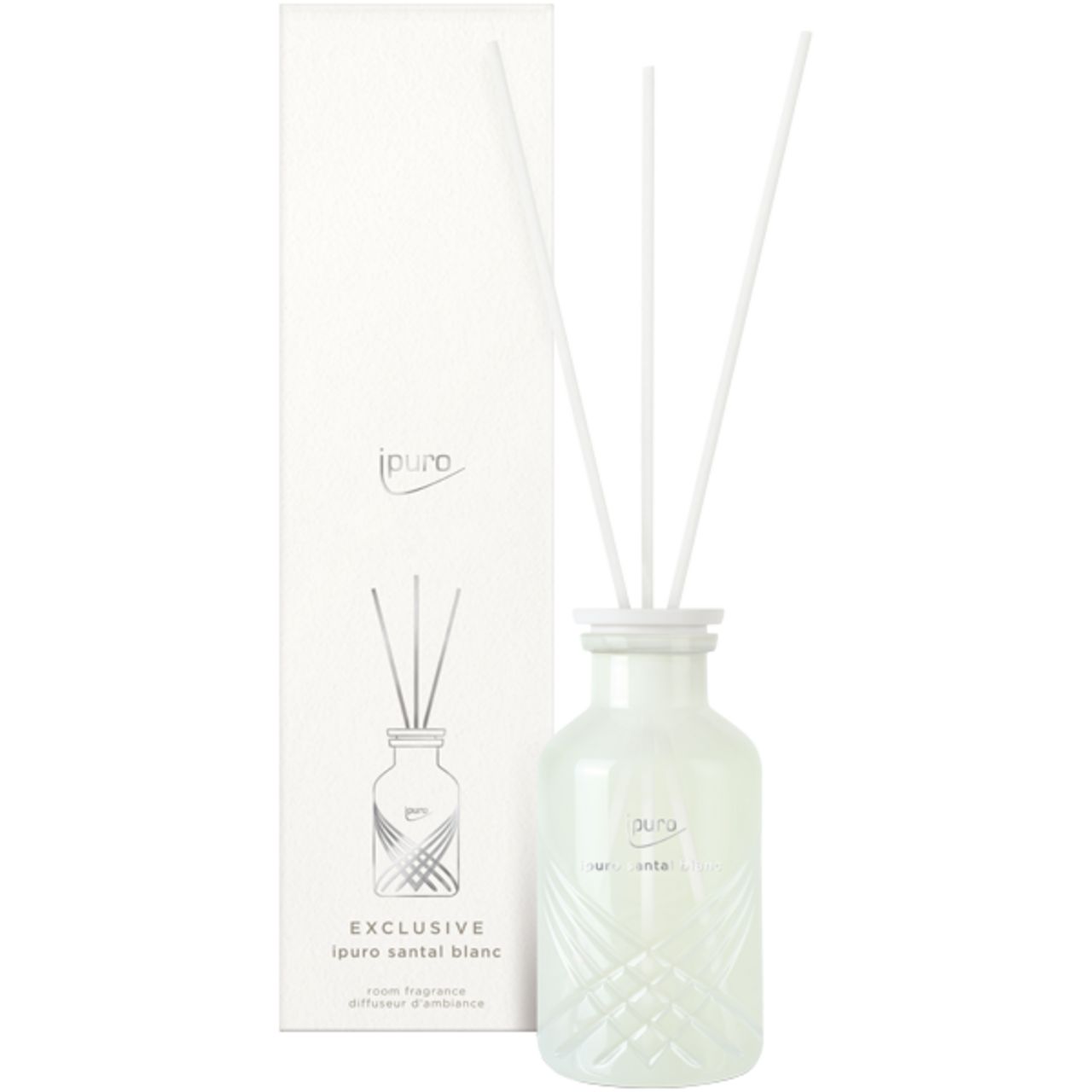 Weißes Glas mit Stäbchen und Verpackung. Aufschrift: Ipuro, Exclusive Santal Blanc.